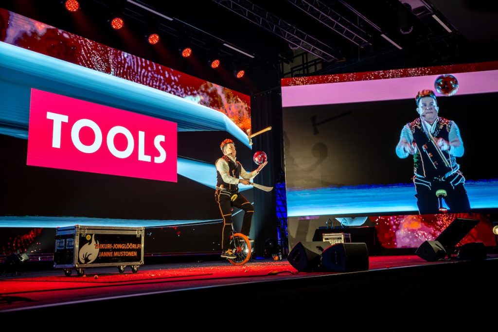 Jonglööri isolla lavalla