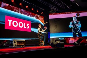 Jonglööri isolla lavalla